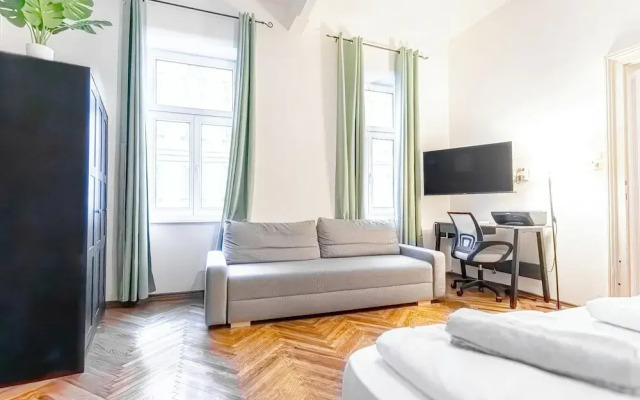 Elegant 1BR Apt Steps from Praterstern