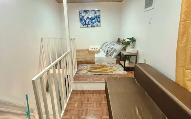 Bloomstone Urban Chill Cabin