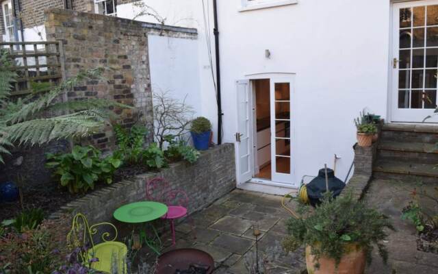 2 Bedroom House In The Heart Of Angel