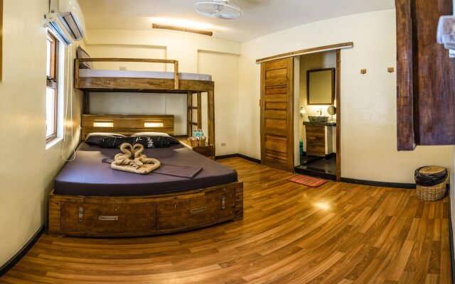 Outpost Beach Hostel - Adults Only