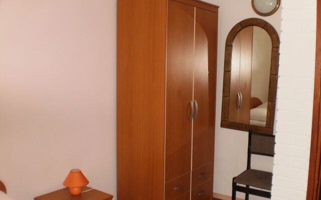 Apartment Vito - 10 m from sea: A1 Brodarica, Riviera Sibenik