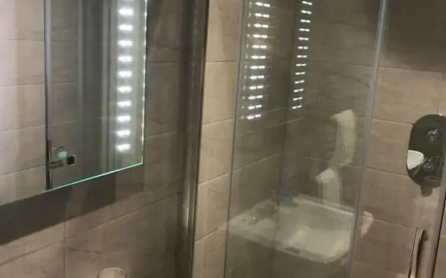 Springfield House Serviced Accommodation by Saffatel