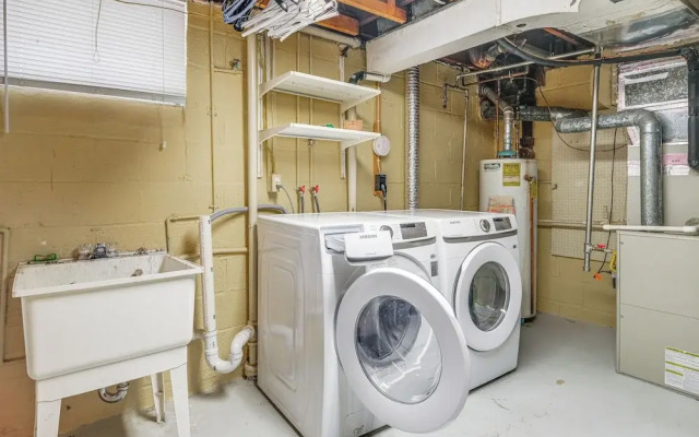 Pet-friendly Arlington Townhome w/ Furnished Patio