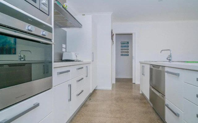 Rose's Beach Pad - Matarangi Holiday Home