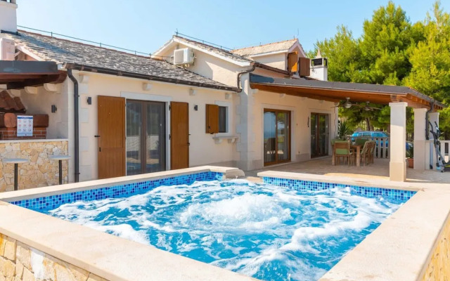Villa Anabella - Four Bedroom Villa With Swimming Pool