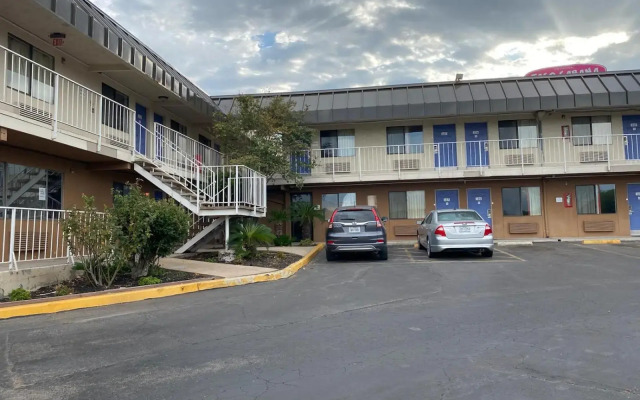 Travelodge by Wyndham San Antonio Lackland AFB North