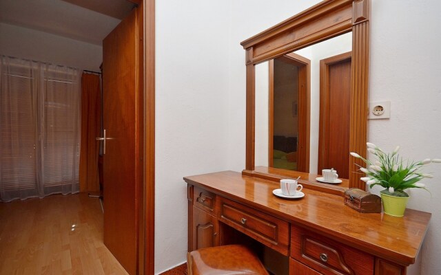 Apartment and Rooms Artina