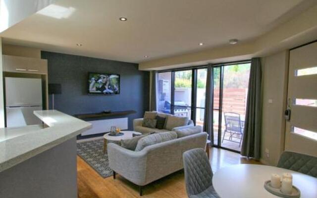 Khione 5/23-25 Kirwan Close