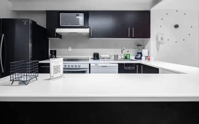 2BR Apartment With Jacuzzi - Pool - City Skyline