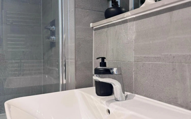City Centre - 2-bed High Rise Apartment - Sleeps 4