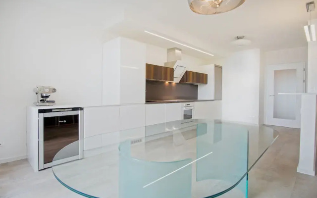 Luxurious apart.with swimming pool