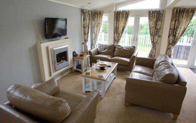 Beautiful 2-bed Lodge With hot tub and Saunain Ely