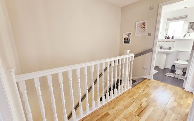Modern 5 Bed Townhouse with Free Parking