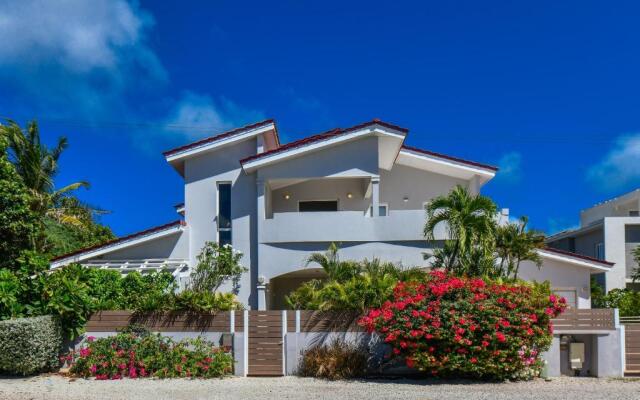 Beach Front Luxury Villa! Boca Catalina Malmok!