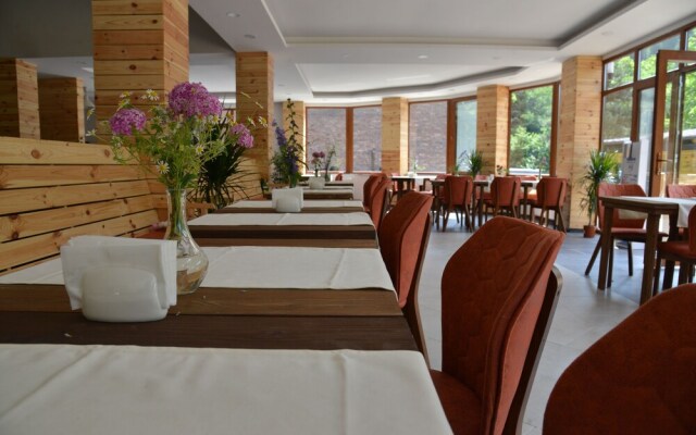 Feel & Live Hotel Villas Restaurant