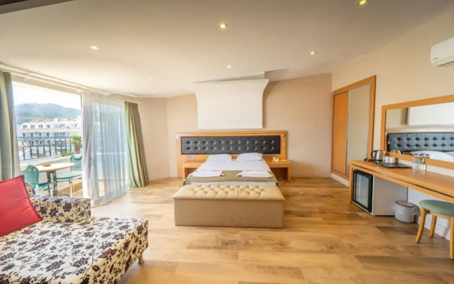 Aurasia SeaSide Hotel