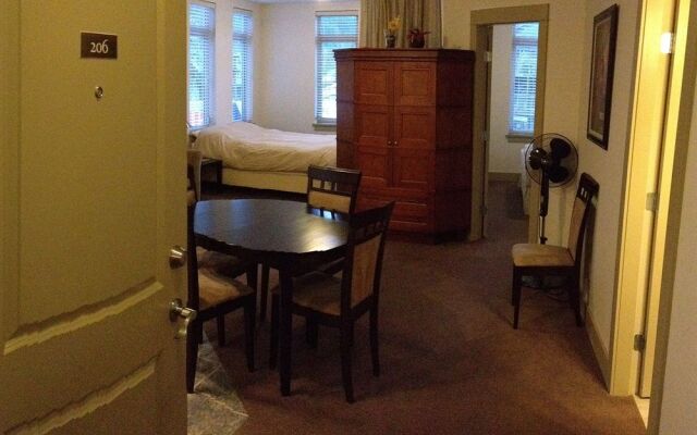 Pemberton Gateway Village Suites Hotel