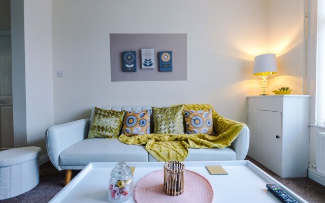 Convenient 2 Bedroom Home With Parking