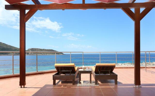 Faros Luxury Suites & Restaurant