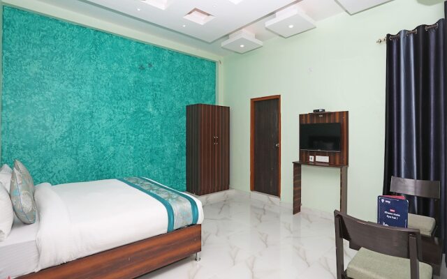 OYO 9967 Hotel Surya
