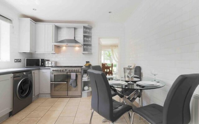 Inviting 7-bed House With sea Views in Hythe