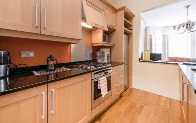 Inviting 1BD Hideaway Kensington Olympia!