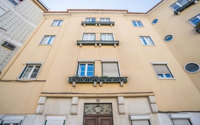 Panoramic Tagus River Terrace Apartment in Alfama