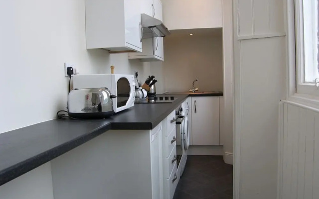 Tay Pearls - River Chambers Apartment