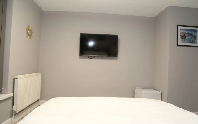 Room in House - A A Guest Room8