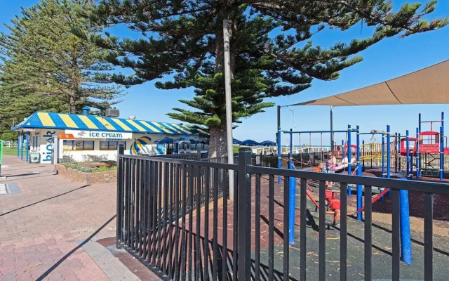 Largs Bay Oasis Jetty Views