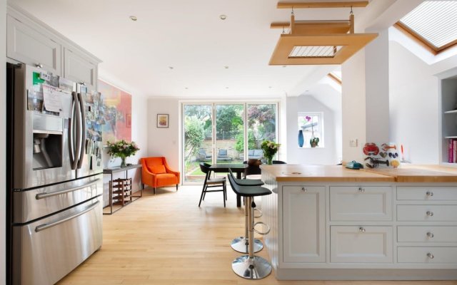 Stunning 4-bed Family Home With Garden Fulham