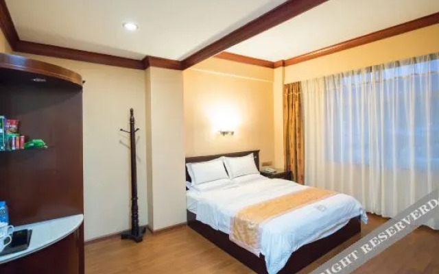 Rujia Huayi Select Hotel (Dali Yangbi County Cangshan West Road)