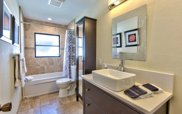 Avanti Vacation Rental, Relaxing 3-BR Retreat with Private Pool Minutes from Vanderbilt Beach and Delnor-Wiggins State Park. Enjoy Southern Exposure, BBQ Area, and Pet-Friendly Comfort