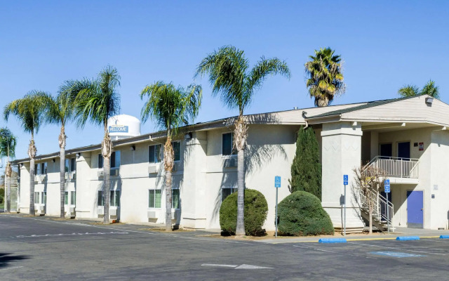 Super 8 Motel - Merced