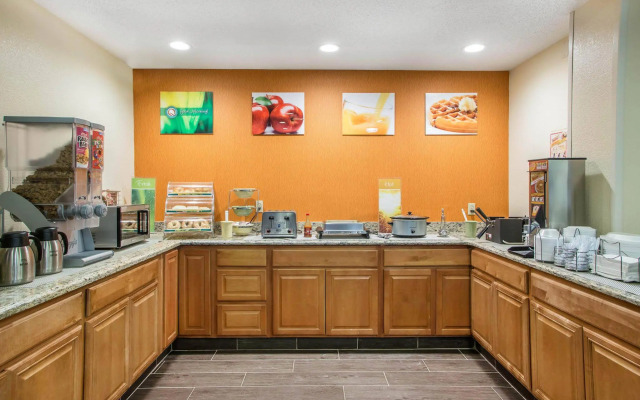 Quality Inn & Suites Bloomington I-55 and I-74