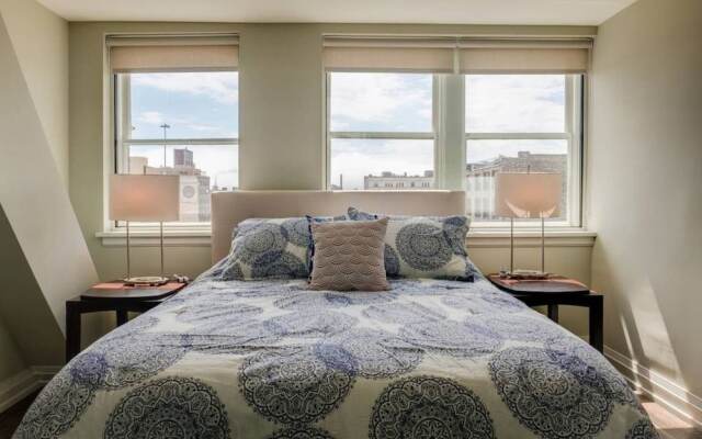 Downtown Penthouse with Free Parking