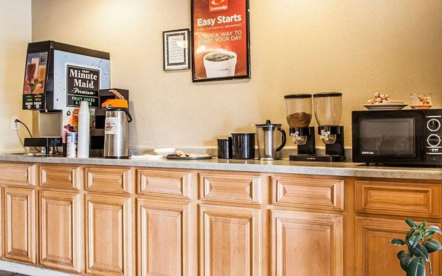 Econo Lodge Inn & Suites Granite City
