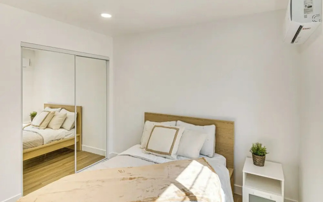 4 Mi to Sofi Stadium: Pet-friendly LA Area Home