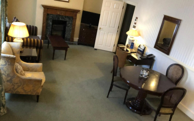 The Leonard Hotel