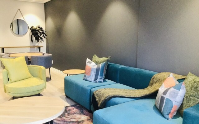 Urban Elephant 16 on Bree