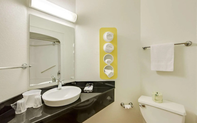 Motel 6 Toronto Brampton