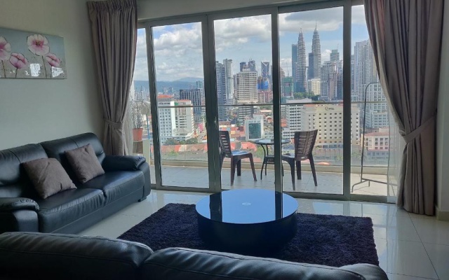 Regalia Suites & Residences KLCC Infinity Pool by 109 Global Host – Balcony – Kuala Lumpur
