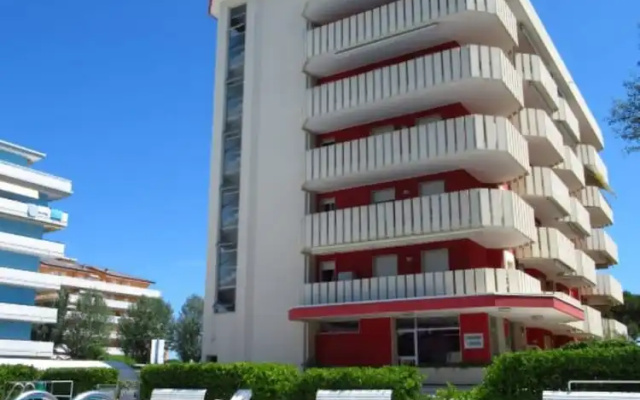 Red Flat With Shared Pool and Private Parking