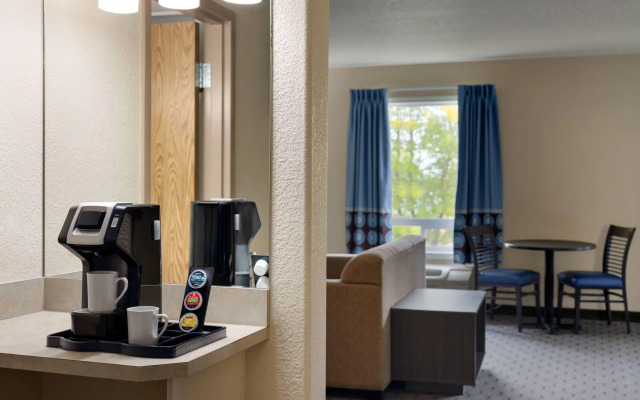 Super 8 by Wyndham Swan River MB