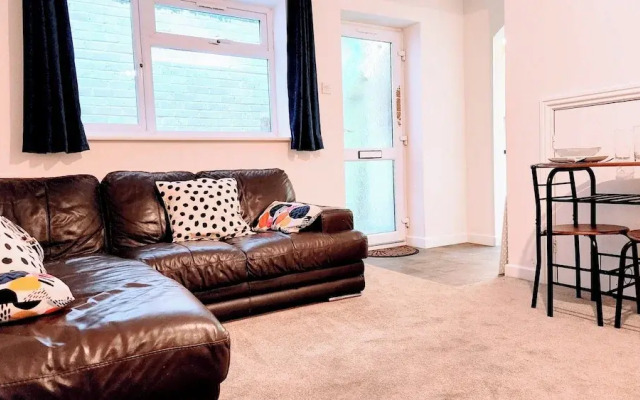 Camberley - 1-bed Annex - Sleeps 2 - Garden