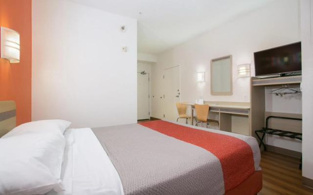 Motel 6 Brooklyn Center, MN - Minneapolis