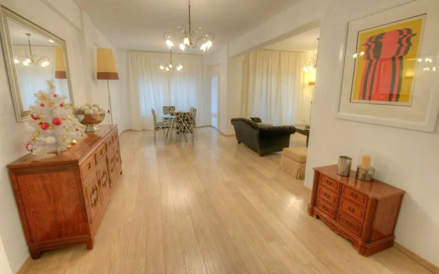 Dasoudi Luxury Beachfront Apartment
