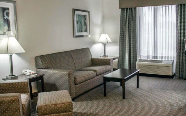 Copley Inn & Suites By OYO Akron OH