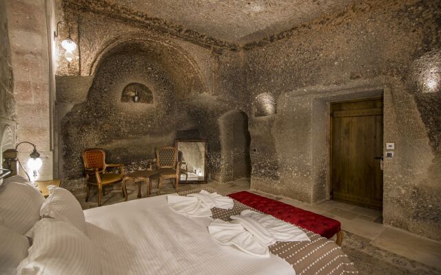 Hera Cave Suites