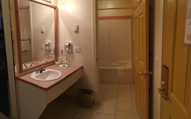 Western Budget Motel Whitecourt 3